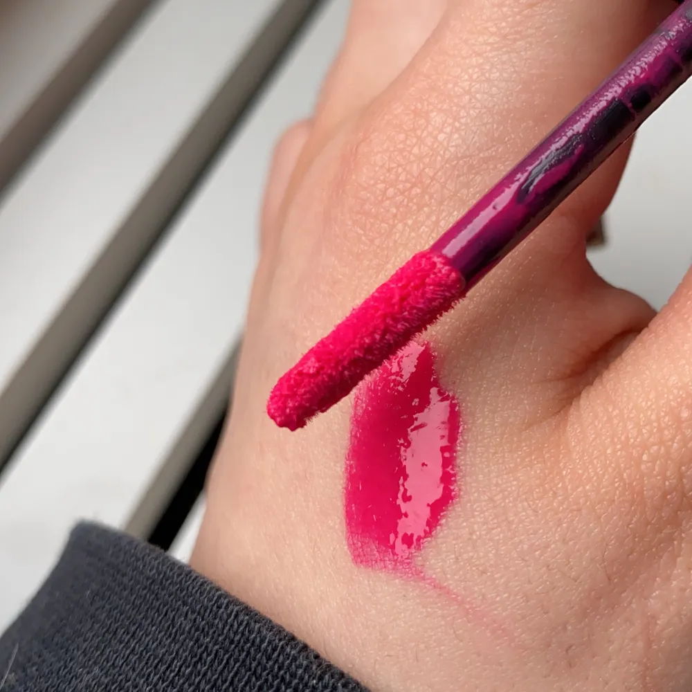 Knallrosa liquid matte lipstick, har haft den länge men aldrig använd, endast provad💕. Accessoarer.