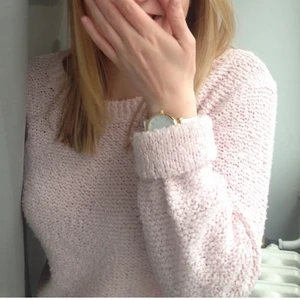 Rosa stickad tröja  - Ljusrosa stickad tröja från hm. Väl använd men i fint skick. Storlek M men är mer som en S. Fler bilder kan tas vid önskemål. Frakt tillkommer.