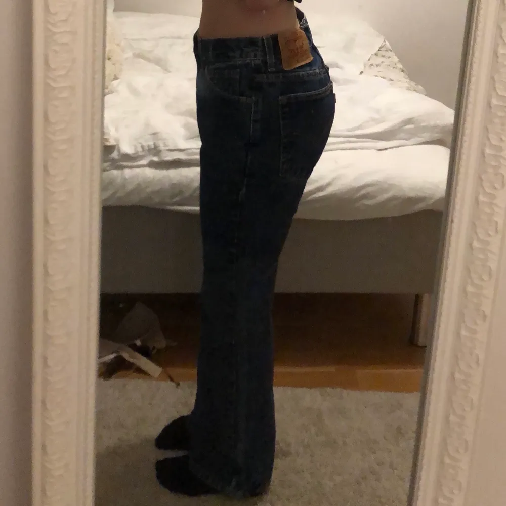 Levi’s jeans, modell : 517 boot cut slim fit , (waist 30) Dom här jeansen har jag knappt använt och dom är i ett bra skick. Jag väljer att sälja dom då dom sitter pösigt i min midja. Jag är 162 cm och det är bra längd på jeansen. Utgångspris: 450 + frakt, men priset kan även diskuteras. Kan mötas i Stockholm, och även frakta paketet. Jeans & Byxor.