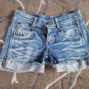Låga jeansshorts XS - Vänligen läs noga innan du köper. Inköpt från Roskildefestival i DK de är låga i midja.. Köparen står för all eventuell fraktkostnad. Betalning sker innan vara skickas eller vid överlämning. Endast swish.