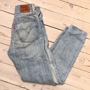 Levis 501 - Levis 501 storlek W24L28. Jättesnygga både i färg och passform, säljer då de blivit försmå!  