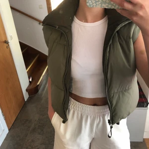 Väst - Grön väst från Zara. Går att vända ut och in så att man får som två plagg i ett, en mörkare och en ljusare grön färg. Den har dragkedja och dragsko. Helt oanvänd. Nypris 359kr.
