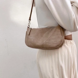 Beige baguette bag  - Säljer denna baguette bag, väskan är liten men fortfarande så rymlig. Finns ett stort fack och ett litet. 