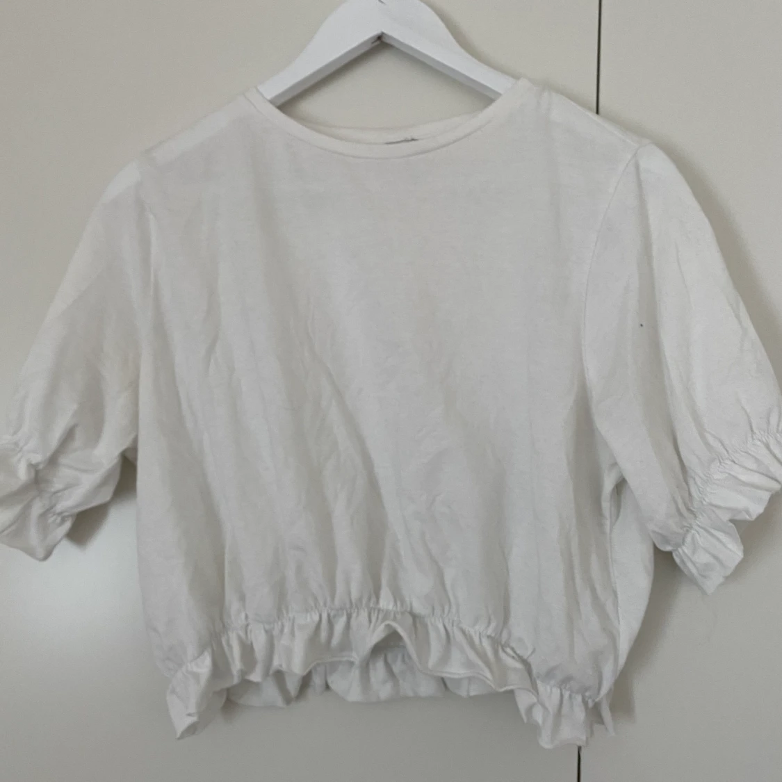 Vit t-shirt med lite volang! đŽ