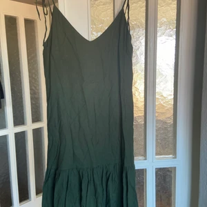 L’atelie green linnen dress  - Thick linnen dress. Would say M/L pretty big for a medium 