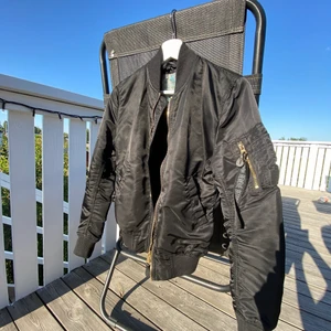 Alpha Industries Jacka  - Köptes för ca 2 år sen men är använd endast en gång, den har endast hängt i garderoben. Köptes för 1.899kr på Bubbleroom. Har dessa patroner kvar i ärmen, kontakta för fler bilder. Pris går att diskutera!