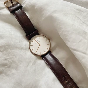 Daniel wellington klocka  - Köptes för 3 år sedan och har används sparsamt och i fint skick