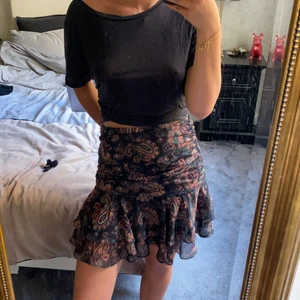 Kjol  - Kjol köpt i en butik i Italien. Står ingen storlek men skulle tro det är one size