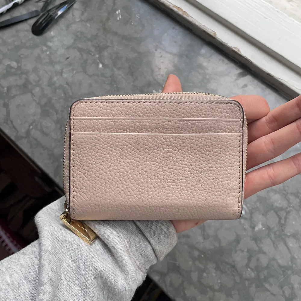 Micheal kors plånbok. ÄKTA. Köpare står för frakt. Hör av er för fler frågor eller bilder. . Accessoarer.