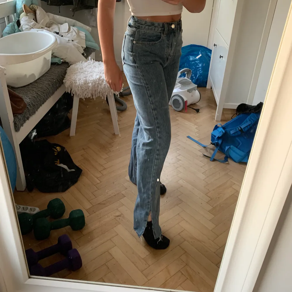 Säljer dessa raka jeans med slits från pretty little thing, använd runt 3-4 ggr.❤️. Jeans & Byxor.