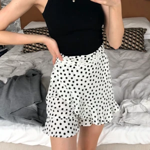 Byxkjol från zara - En jättesöt byxkjol från zara! Aldrig använd, lappen sitter kvar. Nypris är 359 kr. Frakt tillkommer på 51kr spårbart. Först till kvarn!