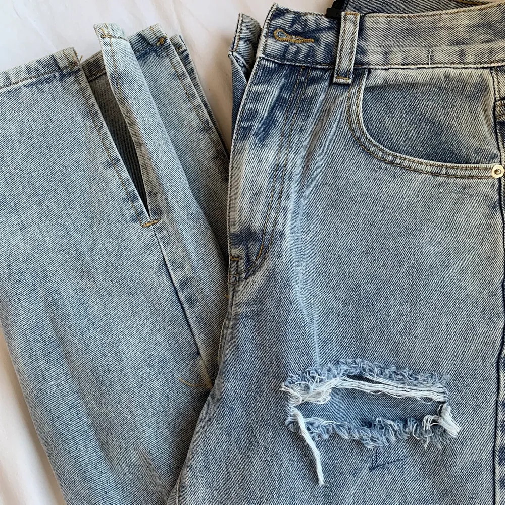 Säljer dessa jättesnygga jeans pågrund att dom inte kommer till användning, därmed aldrig använda och i nyskick. Storlek 36. Jeans & Byxor.