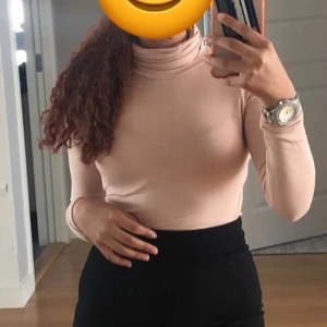 Turtle neck - Turtle neck. Ljus Rosa/ beige. Använt ett par gånger. Forfarnade lika fin. Skriv privat för fler bilder.