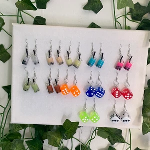 👄 - Så himla coola örhängen perfekt för dig som gillar BOBA eller bara är lite extra!🧋 alla beställningar kommer fint wrapped med extra småsaker🔥  Lackade för extra skydd mot nickel 