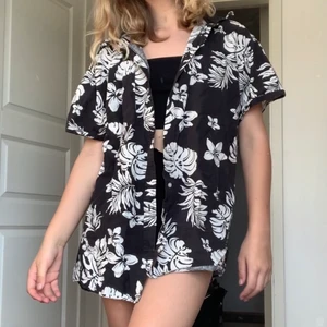 Svartvit hawaiiskjorta från 90-talet - Fin till sommaren och stranden. Vintage. Storlek: L. 