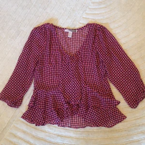 Söt blus från Forever21 - Superfin top från Forever21, size xs. Perfekt till jeans eller shorts nu i sommar