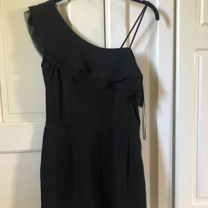 Svart playsuit från Zara - En svart playsuit från Zara. Aldrig använd då playsuiten är för liten för mig. Väldigt fin med volang och passar utmärkt till sommaren! 💕 Köparen står för frakt och buda nere i kommentarerna💕