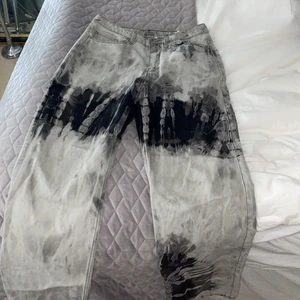 Weekday jeans kill modell  - Jag köpte dessa gråa jeansen på Weekday för 600kr, måttet finns på sista sidan och i verkligheten sitter dom bra även fast dom är stora och baggy. Jag köpte dessa för ungefär 5 månader sedan och vill nu sälja dem för att jag fick ett par likadana i present och dessa va lite för långa för mig. Jag har för mig att det är kill modellen. Dem passar för vem som helst typ och vilka plagg som helst jättesköna och enkelt material som inte har lätt för att gå sönder. Dom är helt hela och är som nya