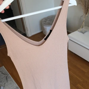 Beige tubklänning från Forever21 - Beige tubklänning från forever21 i storlek S. 