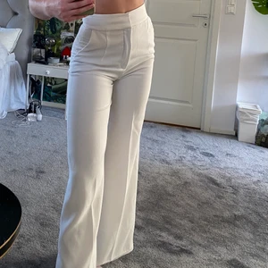 Vita kostymbyxor  - Från zara, inte genomskinliga. Passar mig i längden som är 170. I XS men passar mig som vanligtvis har S