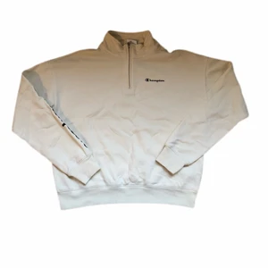 Champion sweatshirt  - Tjena! Säljer denna fräscha Champion tröjan i nytt skick. Perfekt till senare sommarkvällar🔥 passar XS-S, PM för mer info📩