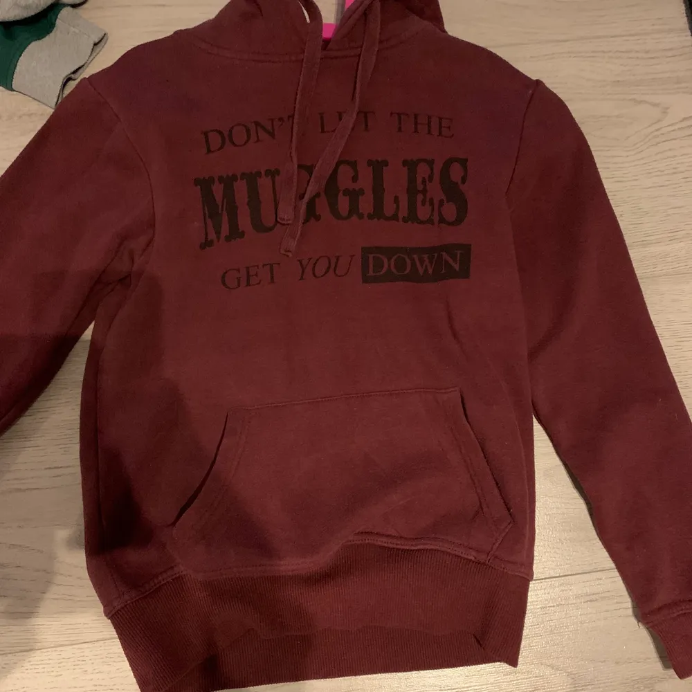 Jätte mysig hoodie köpt på Harry Potter museet i london! En jätte härlig röd färg! Skriv för mer bilder.. Hoodies.