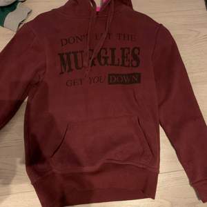 Jätte mysig hoodie köpt på Harry Potter museet i london! En jätte härlig röd färg! Skriv för mer bilder.