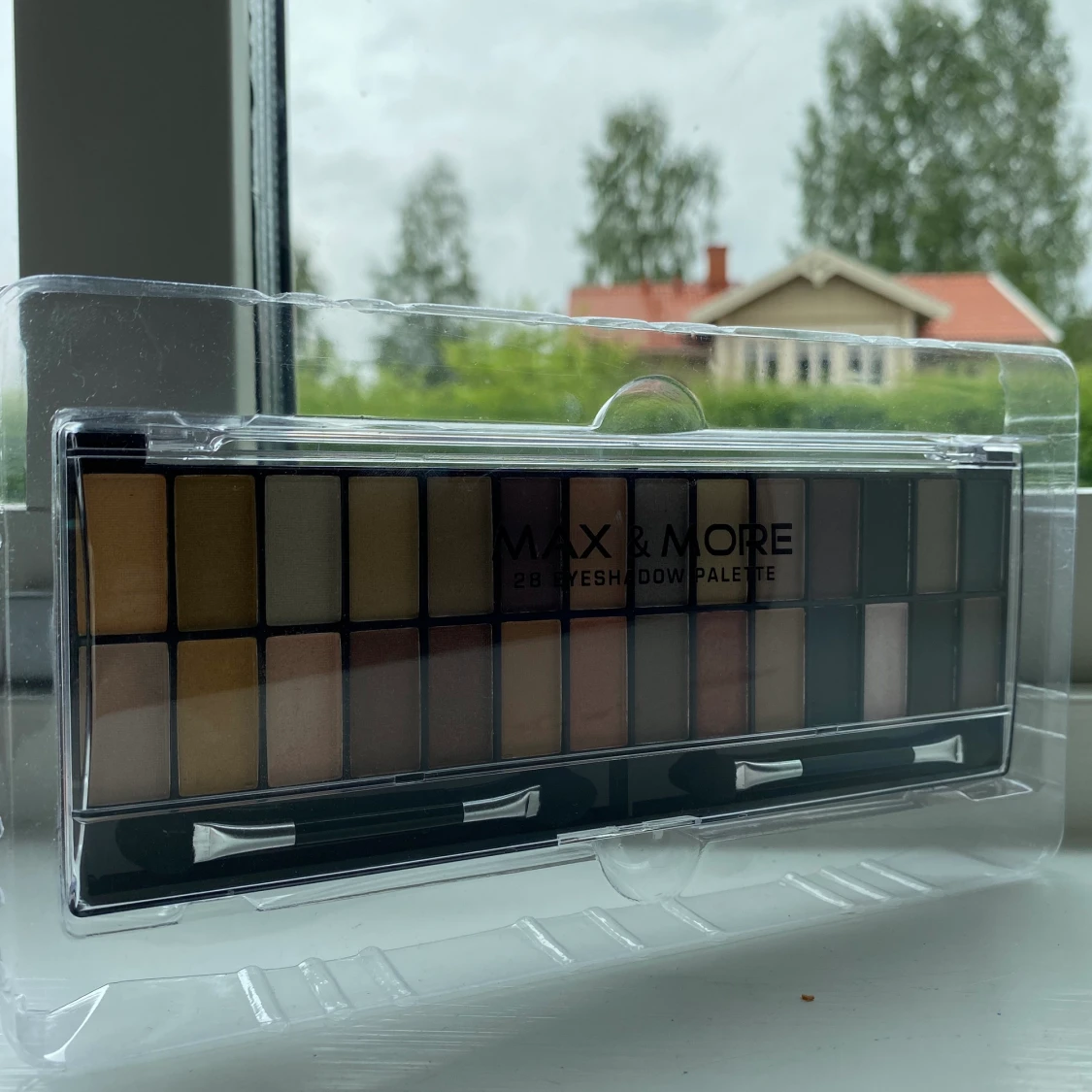 Säljer en sminkpallet vid värde av 79kr så jag säljer dne för 40kr kontakta mig ifall ni vill köpa!✨