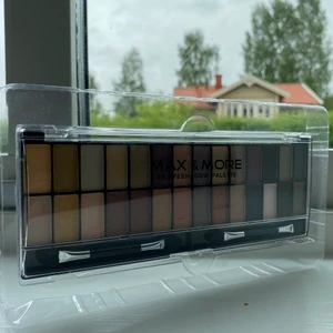 Säljer en sminkpallet vid värde av 79kr så jag säljer dne för 40kr kontakta mig ifall ni vill köpa!✨ - Har aldrig använt den och inte öppnat förpackningen så hör av er ifall det låter som något i din stil✨