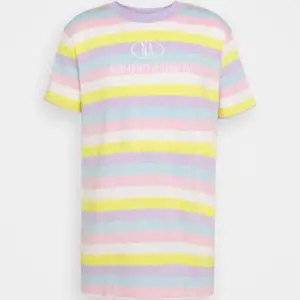 En t shirt i pastellfärger från zalando i strl XS, den sitter som en oversized t shirt. As snygg nu till sommaren. Använd endast ett par gånger 