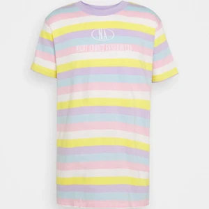 T shirt i pastell färger  - En t shirt i pastellfärger från zalando i strl XS, den sitter som en oversized t shirt. As snygg nu till sommaren. Använd endast ett par gånger 