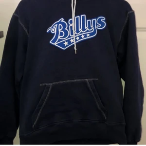 hoodie - super skön billys hoodie att ha hemma och gå runt med🥰 bra skick men använd. 