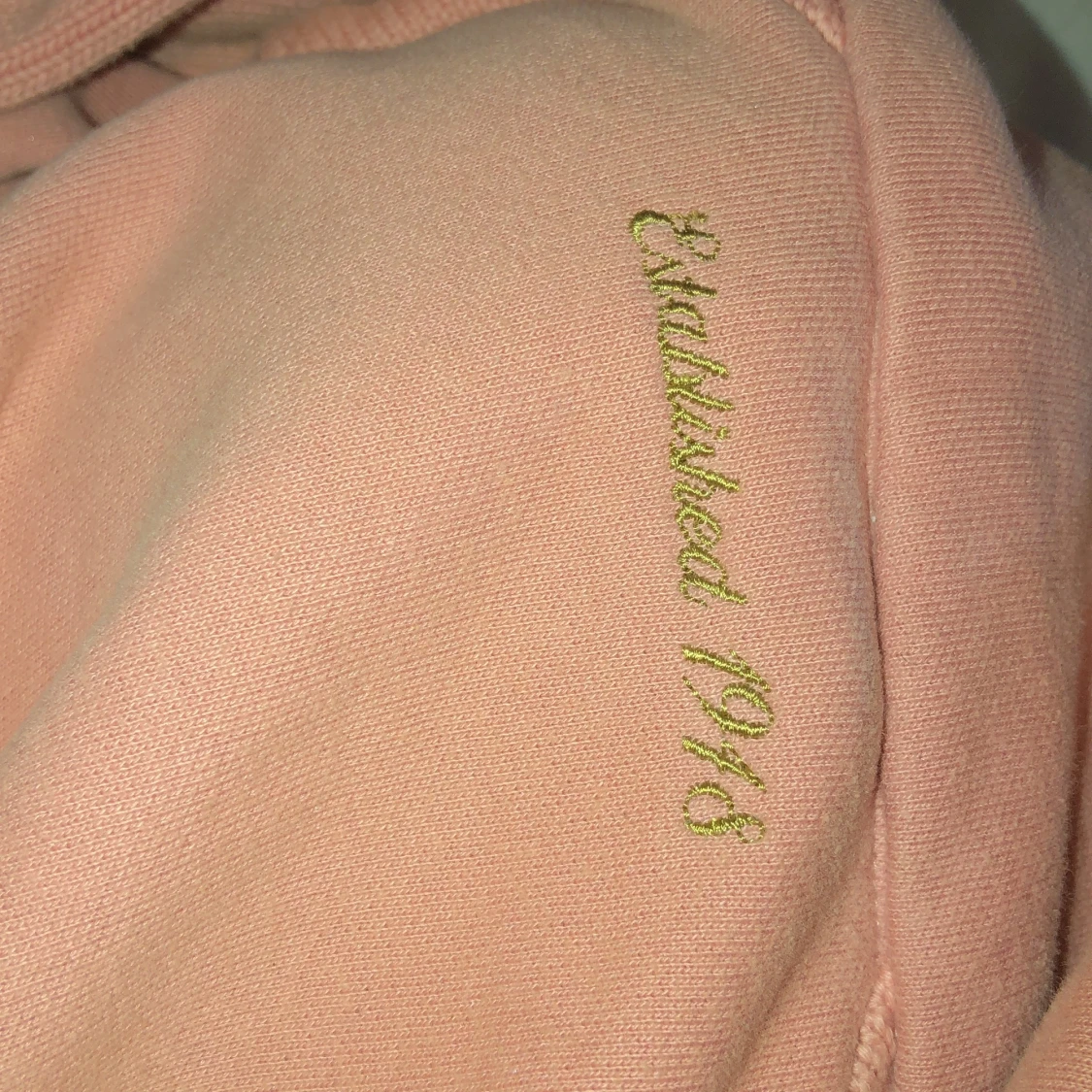 En puma kofta med en tryck på ryggen  - 91