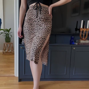 Kjol med leopardprint  - Sjukt mjukt och härligt tyg på denna kjolen, en favorit men tyvärr för liten i midjan på mig. Behöver bara steamas efter tvätt ibland men håller sig skrynkelfri länge! Använd kanske 10ggr bara 