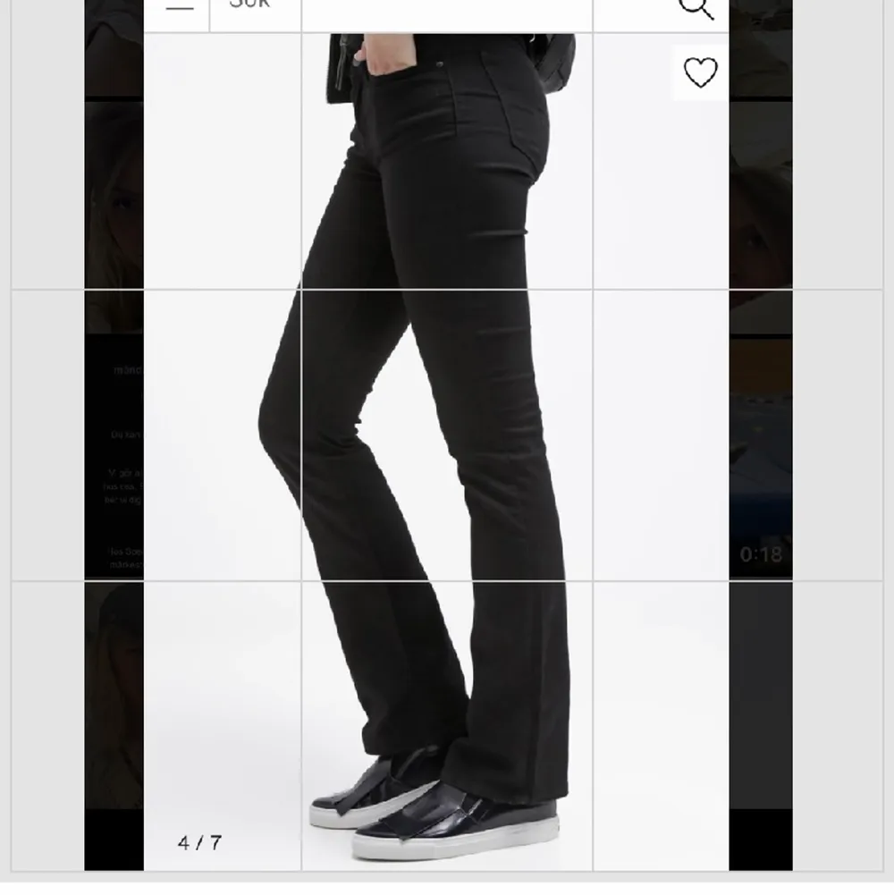 Säljer mina fina bootcut Levis jeans!! De är i jättebra skick och har inga defekter! Köptes för mer än 500kr! ❤️💜💕💓🍓🌸. Jeans & Byxor.