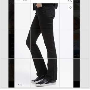 Säljer mina fina bootcut Levis jeans!! De är i jättebra skick och har inga defekter! Köptes för mer än 500kr! ❤️💜💕💓🍓🌸