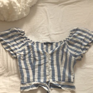 Somrig top bershka - Fin randig top från bershka perfekt till sommaren! Plagget är i bra skick och säljs då det är för litet. Storlek xs !köparen står för frakten!