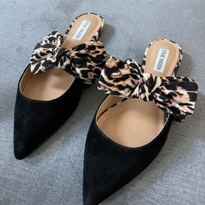 Skor - Skor av märket Steve Madden. Endast användas vid något tillfälle. Mycket fint skick.