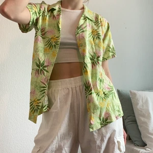 Vintage Hawaii skjorta - Vintage Hawaii skjorta köpt på beyond retro. Den sitter som en m. Frakt tillkommer
