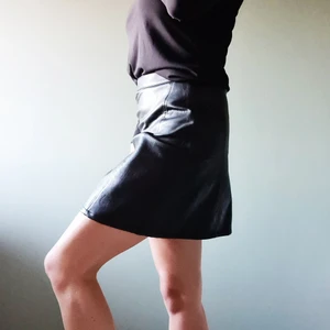 Skinnkjol från Zara - Skinnkjol i nyskick, endast använd ett fåtal ggr. Stl S.