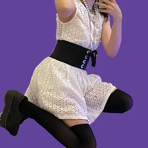 söt vit spetsklänning 🧜‍♀️ - säljer denna söta klänning då jag aldrig använder. (obs: svarta korsetten kommer obv inte med heh) storlek: M 🔮 är från bikbok :)