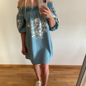 Zara jeans klänning  - Klänning från Zara. Jättefint skick . Storlek XS,men funkar för storlek S också. 