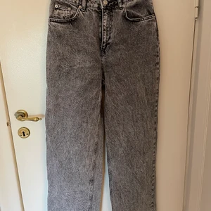 Jeans  - Så snygga gråa jeans, sitter så snyggt på 