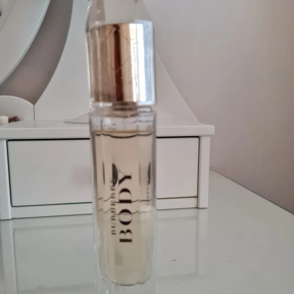 Burberry parfym 60ml , använder tre gånger. Nypris är 400 kr. . Övrigt.