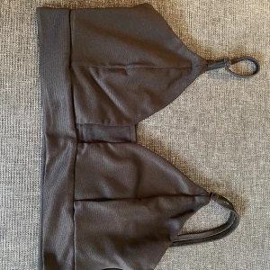 Croptop  - Använd fåtal gånger. Spets mellan brösten 