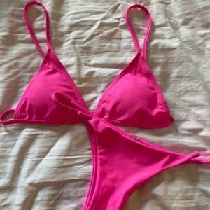 Neon rosa bikini - En neon rosa bikini från shein. Helt ny och oanvänd, storlek m!!