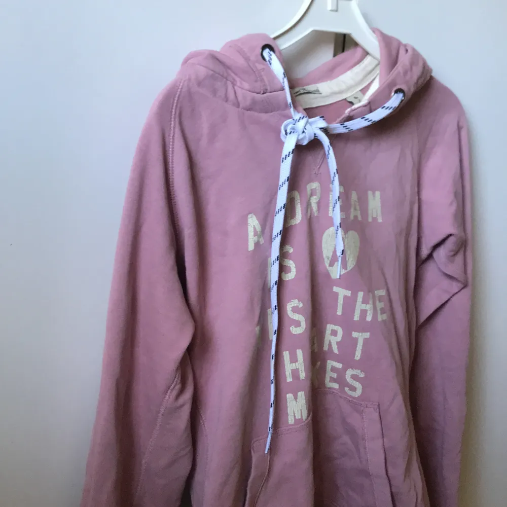 Lite tunnare rosa hoodie från maison scotch. Passar xs/ s/ m. Hupparit & Collegepaidat.