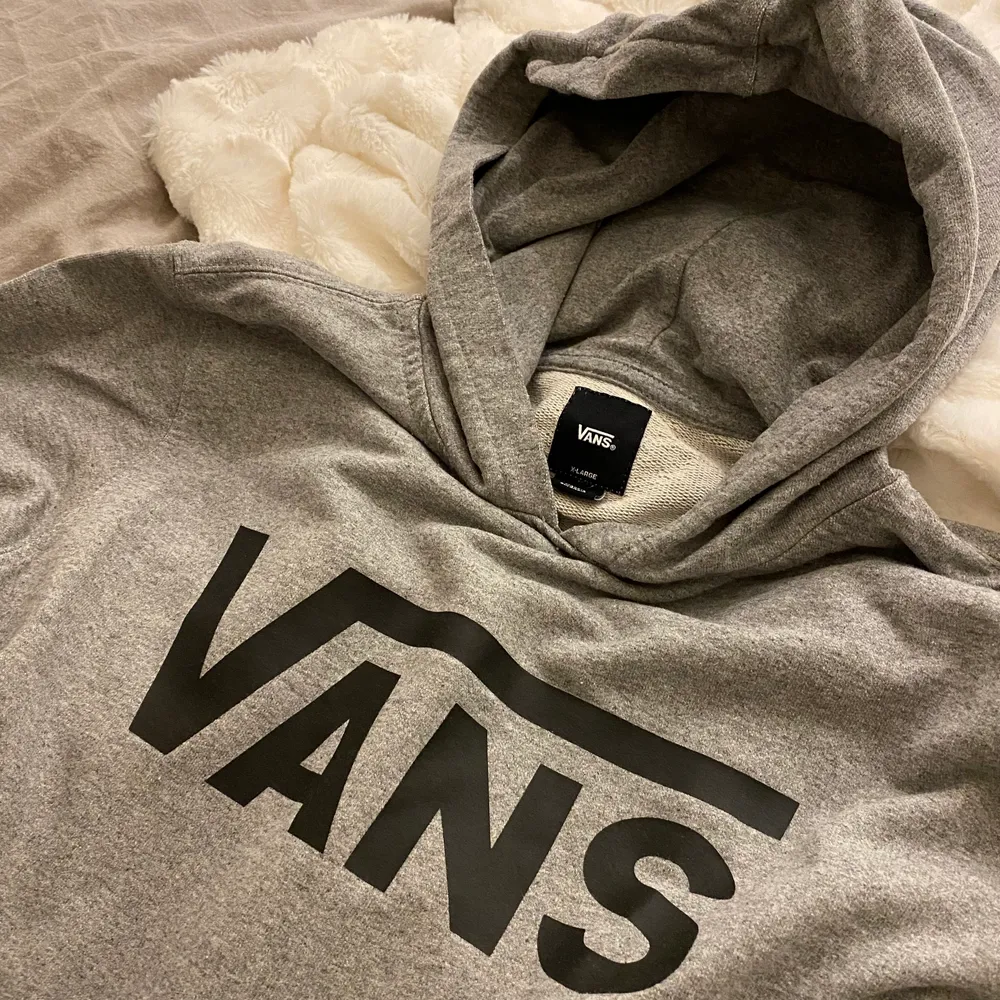 Säljer denna VANS hoodie som bara är använd ett par gånger, alltså i bra skick. Hoodien är i storlek XL men sitter bra oversized på mig som normalt sett har storlek XS-S. Skriv privat för mer bilder och mer info☺️ Pris + Frakt. Hoodies.