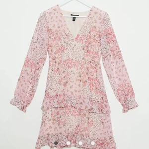 Blommig klänning  - En mycket fin klänning 💓 aldrig använd pga för liten för mig. 250kr eller bud