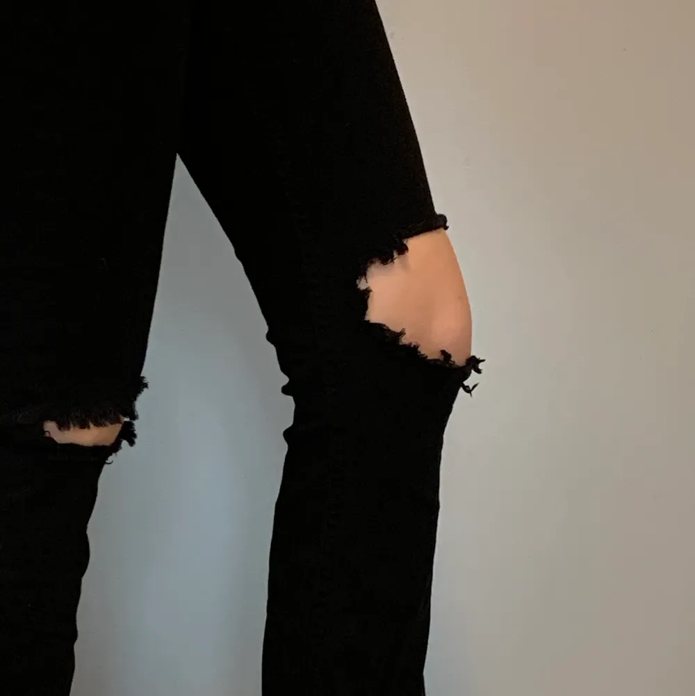 Snygga byxor med hål från Gina tricot! Stl s. Sparsamt använt och inga skador. . Jeans & Byxor.